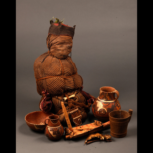 《チリバヤ文化のミイラとその副葬品（女性幼児)》 チリバヤ文化(紀元900年頃から1440年頃) ペルー文化省・ミイラ研究所・チリバヤ博物館所蔵 撮影 義井豊