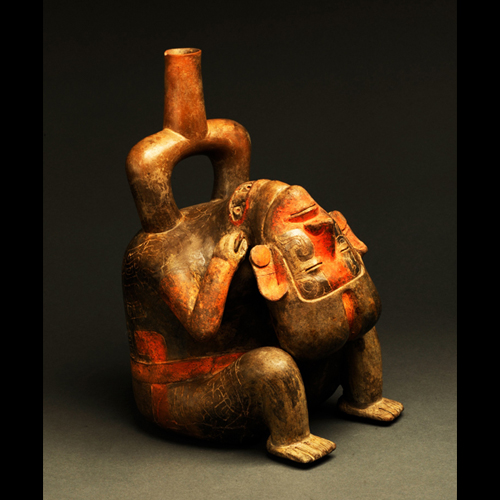 《首の切断をした人身御供を描いた鐙型注口土器》 チャビン文化(紀元前1300年頃から前500年頃) ペルー文化省・国立チャビン博物館所蔵 撮影 義井豊