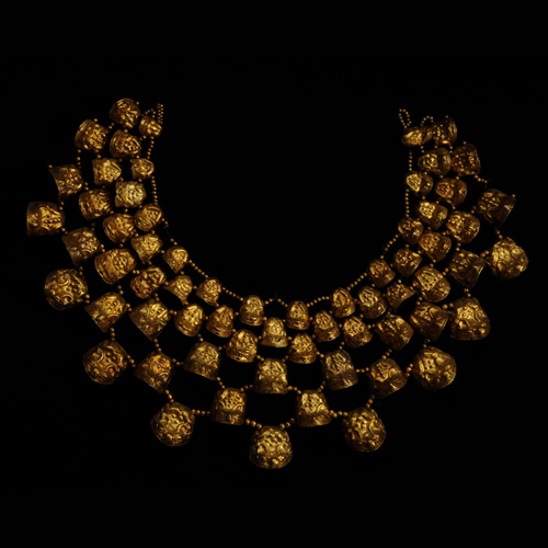 《金の胸飾り》 シカン文化(紀元800年頃から1375年頃) ペルー文化省・国立ブリューニング考古学博物館所蔵 撮影 義井豊
