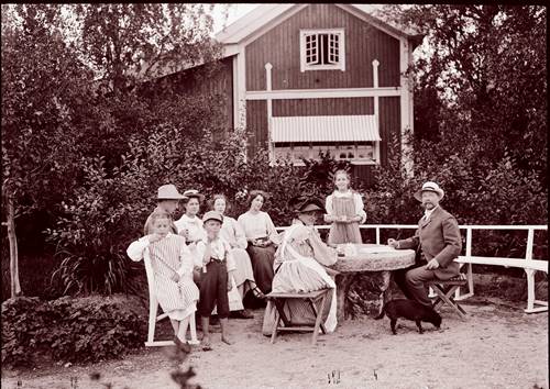 リッラ・ヒュットネースの庭に集うラーション一家 1906-07 年頃 © Carl Larsson-gården