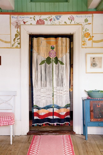 カーリンがデザインした扉のカーテン 《愛の薔薇》 カール・ラーション・ゴーデン © Carl Larsson-gården	