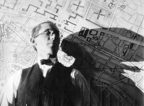 「ヴォワザン計画」図面の前のル・コルビュジエ　1926年　©FLC