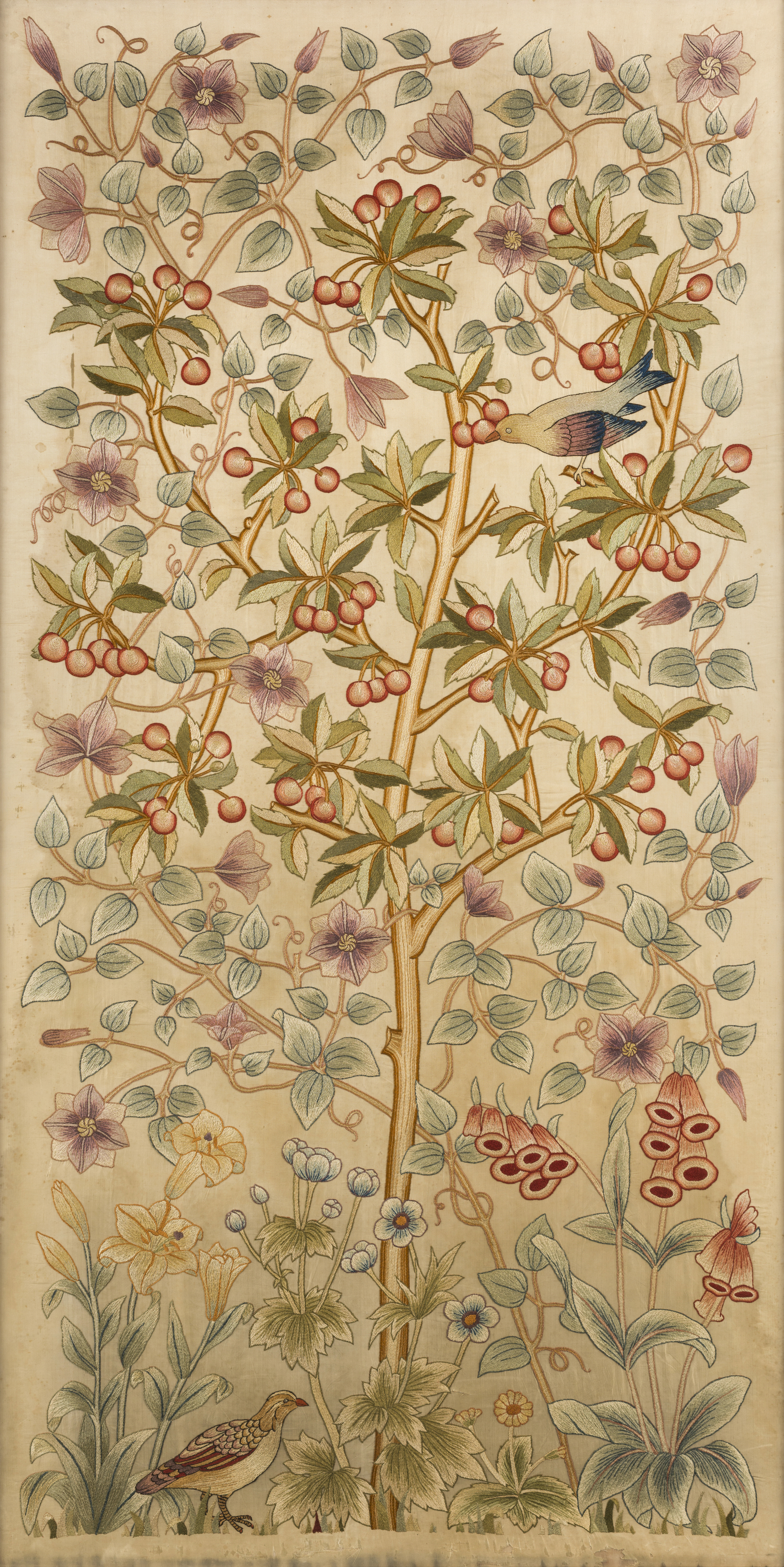 モリス商会《チェリー》1919-23年頃、刺繍／絹、185.5×94 cm、ウィリアム・モリス・ギャラリー ©William Morris Gallery, London