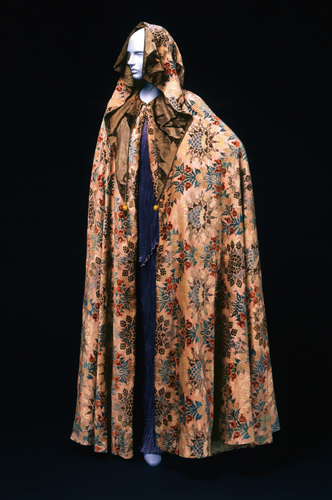 マリアノ・フォルチュニ《フード付きケープ》1930年代　絹ベルベットにステンシル・プリント　 神戸ファッション美術館