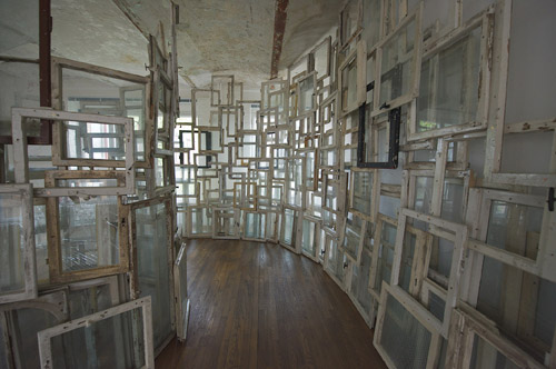 塩田千春 《内と外》 2009年 古い木製の窓、椅子 展示風景：ホフマン・コレクション（ベルリン）2009年 撮影：Sunhi Mang