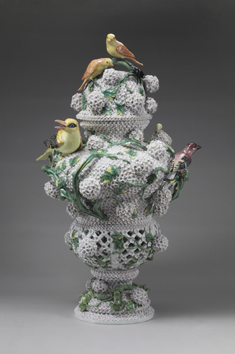 《スノーボール貼花装飾蓋付昆虫鳥付透かし壺》 ヨハン・ヨアヒム・ケンドラー 1820～1920年頃 個人蔵