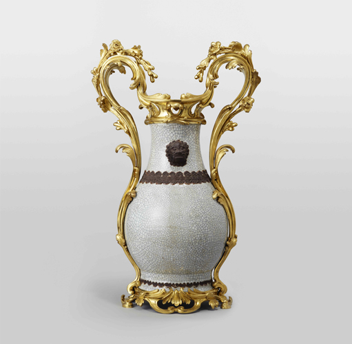 《青磁金具付大壺》 磁器：18世紀前半、青磁、金具：1760/70年頃、鍍金されたブロンズ