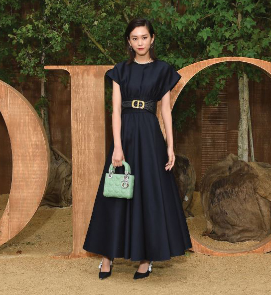 桐谷美玲は2020 クルーズ コレクションのシルエットが美しいネイビーのドレスに、ミントグリーンの「レディ ディオール」をチョイス。