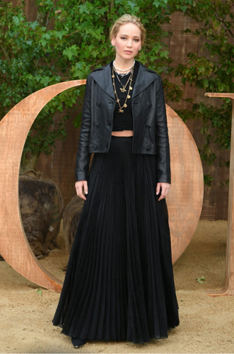 ジェニファー・ローレンスは全身ブラックのスタイルで登場。
