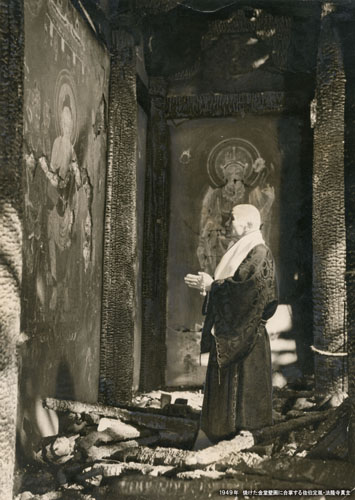  1949年 焼けた金堂壁画に合掌する佐伯定胤・法隆寺貫主