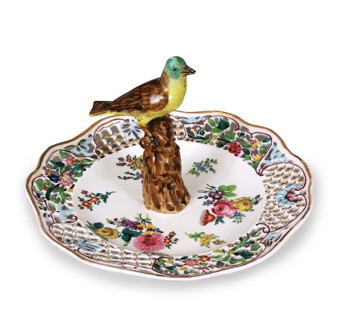 《色絵金彩花束文鳥飾り果物皿》 1880年頃　ヘレンド磁器美術館蔵