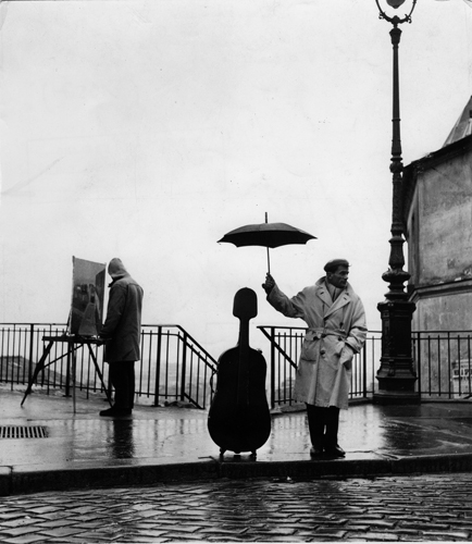 ロベール・ドアノー 《雨の中のチェロ》 1957年　ゼラチン・シルバー・プリント ©Atelier Robert Doisneau/Contact