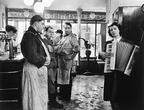 ロベール・ドアノー 《音楽好きの肉屋》 パリ 1953年2月 ゼラチン・シルバー・プリント　©Atelier Robert Doisneau/Contact