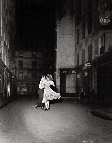 ロベール・ドアノー 《パリ祭のラストワルツ》 パリ 1949年7月14日 ゼラチン・シルバー・プリント ©Atelier Robert Doisneau/Contact