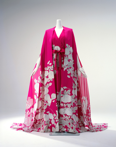 森英恵／ジャンプスーツとカフタン「菊のパジャマ・ドレス」／1966年　島根県立石見美術館