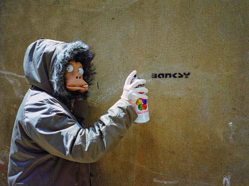 モンキー・マスクのバンクシー  Banksy, Monkey Mask Session (Tag) 　2003年　© Photographed by James Pfaff