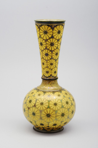 《黄色のヤグルマギク文花器》 ジョルナイ陶磁器製造所 1900年頃 ブダペスト国立工芸美術館蔵