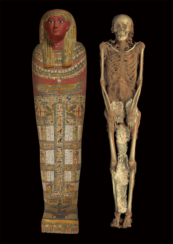 ペンアメンネブネスウトタウイの内棺と、ミイラのCTスキャン画像から作成した3次元構築画像 第3中間期・第25王朝、前700年頃、大英博物館蔵、 © The Trustees of the British Museum