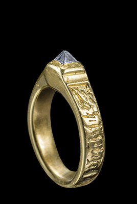 ピラミッド形ダイヤモンドの指輪   15世紀　ダイヤモンド、金