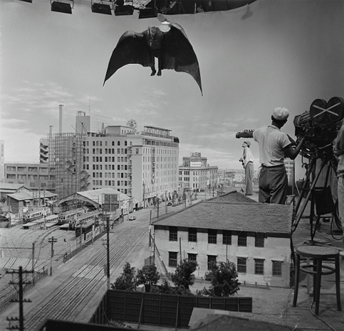 福岡・岩田屋周辺ミニチュアセットのメイキング写真、「空の大怪獣ラドン」(1956)より  © TOHO CO., LTD. 