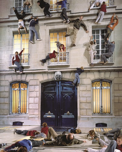 レアンドロ・エルリッヒ《建物》2004年　展示風景：ニュイ・ブランシュ、パリ、2004年※参考図版