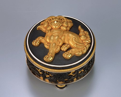 海野清《獅子牡丹彫金円形小筥》1924年 東京国立近代美術館蔵