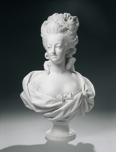 セーヴル磁器製作所（ルイ＝シモン・ボワゾに基づく）《フランス王妃マリー＝アントワネットの胸像》1782年　Photo © Musée du Louvre, Dist. RMN-Grand Palais / Peter Harholdt /distributed by AMF-DNPartcom