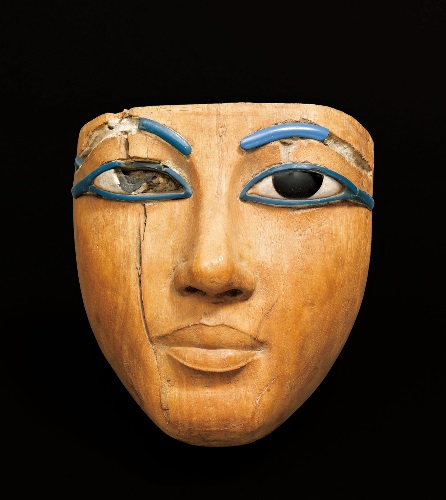 《棺用マスクの顔の部分》新王国時代、第18王朝、アメンへテプ3世の治世（前1391-前1353年） エジプト出土 Photo © RMN-Grand Palais (musée du Louvre) / Franck Raux /distributed by AMF-DNPartcom