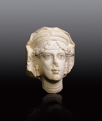 《女性の頭部》150-250年 シリア、パルミラ出土  Photo © RMN-Grand Palais (musée du Louvre) / Hervé Lewandowski /distributed by AMF-DNPartcom