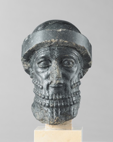 《王の頭部》、通称《ハンムラビ王の頭部》バビロン第1王朝、前1840年頃 イラン、スーサ出土　Photo © Musée du Louvre, Dist. RMN-Grand Palais / Raphaël Chipault /distributed by AMF-DNPartcom